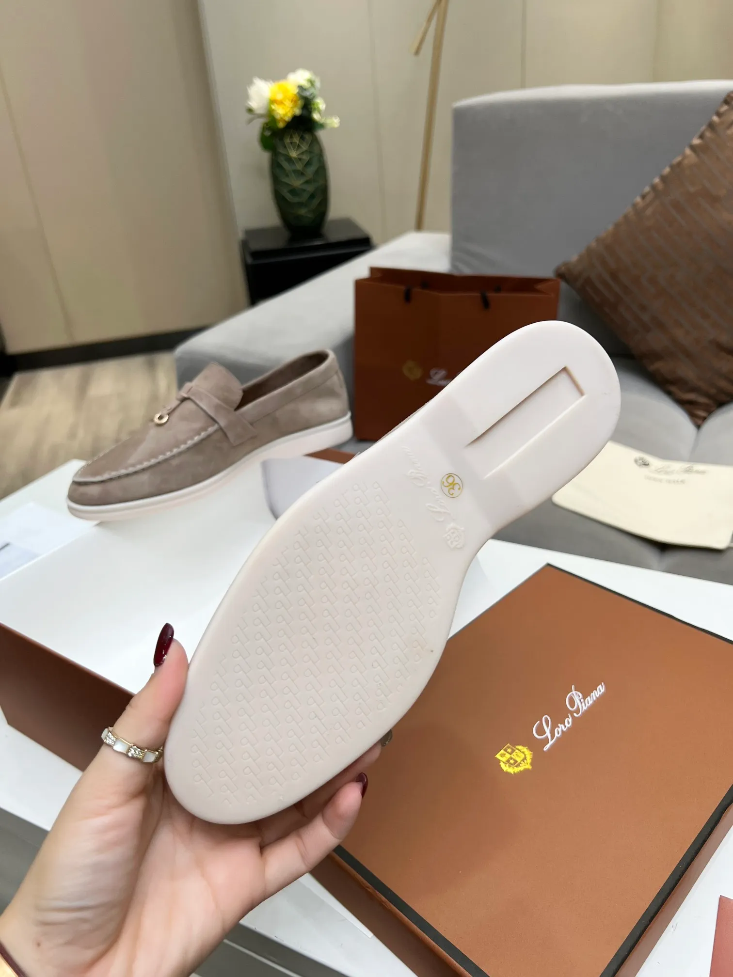 👟👟Ex-factory price 480👟👟 【Loro Piana】Italian top cashmere is fashionable and classic, and the leather is also practical and still of the highest quality on the Internet. Developed from the original board, the upper is made of Yangjing silk and is smooth. Leather lining, wear-resistant high-elastic beef tendon bottom. Size: 35-42, (men’s +10)